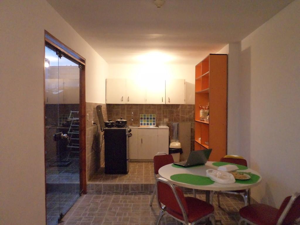 La Casa De Karla Hostel Лима Стая снимка