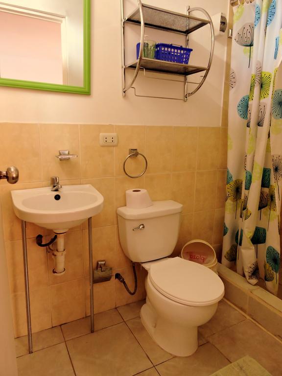 La Casa De Karla Hostel Лима Екстериор снимка
