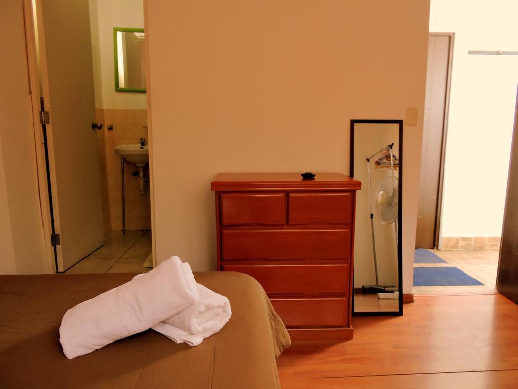La Casa De Karla Hostel Лима Екстериор снимка