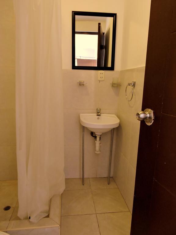 La Casa De Karla Hostel Лима Екстериор снимка